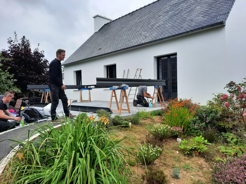 Pose de pergola bioclimatique dans le Finistère